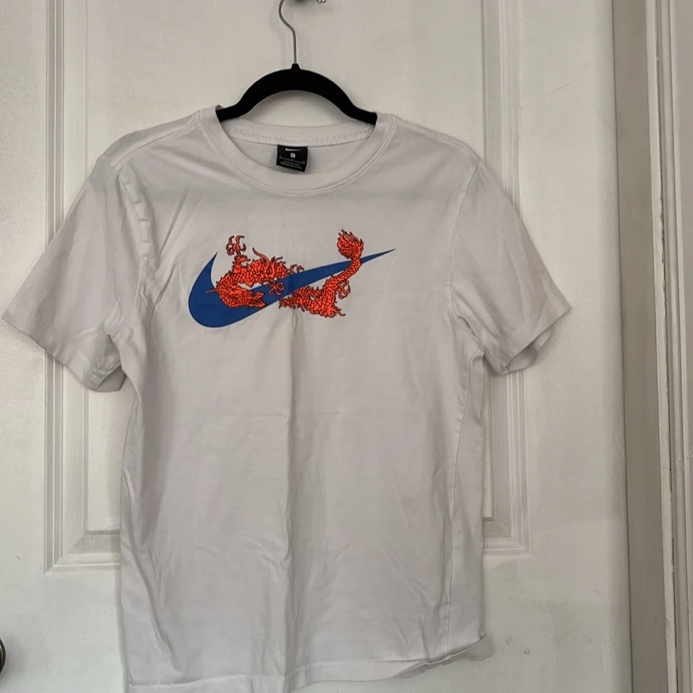 White Nike T in EUC - Picture 1 of 3